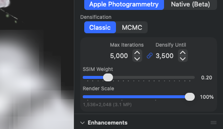 Crop kun training-konfigurations-sektion — Camera Alignment (Apple Photogrammetry aktiv, Native (Beta) inaktiv), Densification (Classic aktiv), Max Iterations 5.000 / Densify Until 3.500 med link-symbol, SSIM Weight slider 0.20, Render Scale slider på 100 % (1.536×2.048 = 3.1 MP)